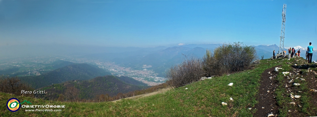 20 Cima del Misma con vista verso la bassa Val Seriana....jpg